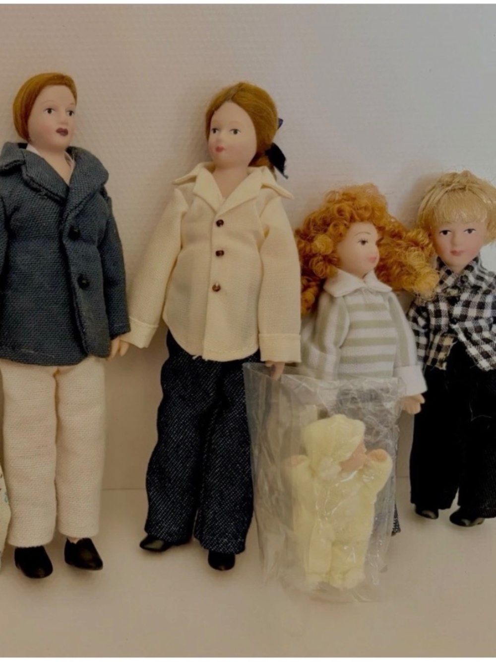 Dollhouse Miniature Modern Extended Doll Family Set of 7 Town Square Miniatures
